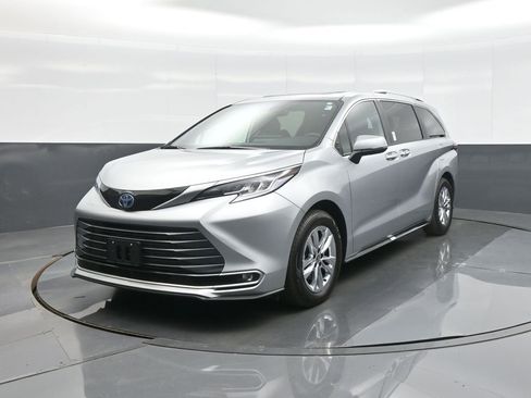 Certified 2025 Toyota Sienna Limited AWD/4WD image 5