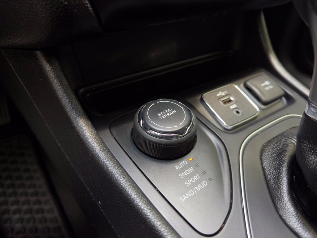 Used 2019 Jeep Cherokee Latitude Plus AWD/4WD image 16
