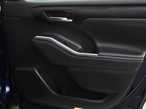 Used 2022 Toyota Highlander XLE image 9