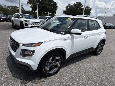 Used 2025 Hyundai Venue SEL FWD image 5