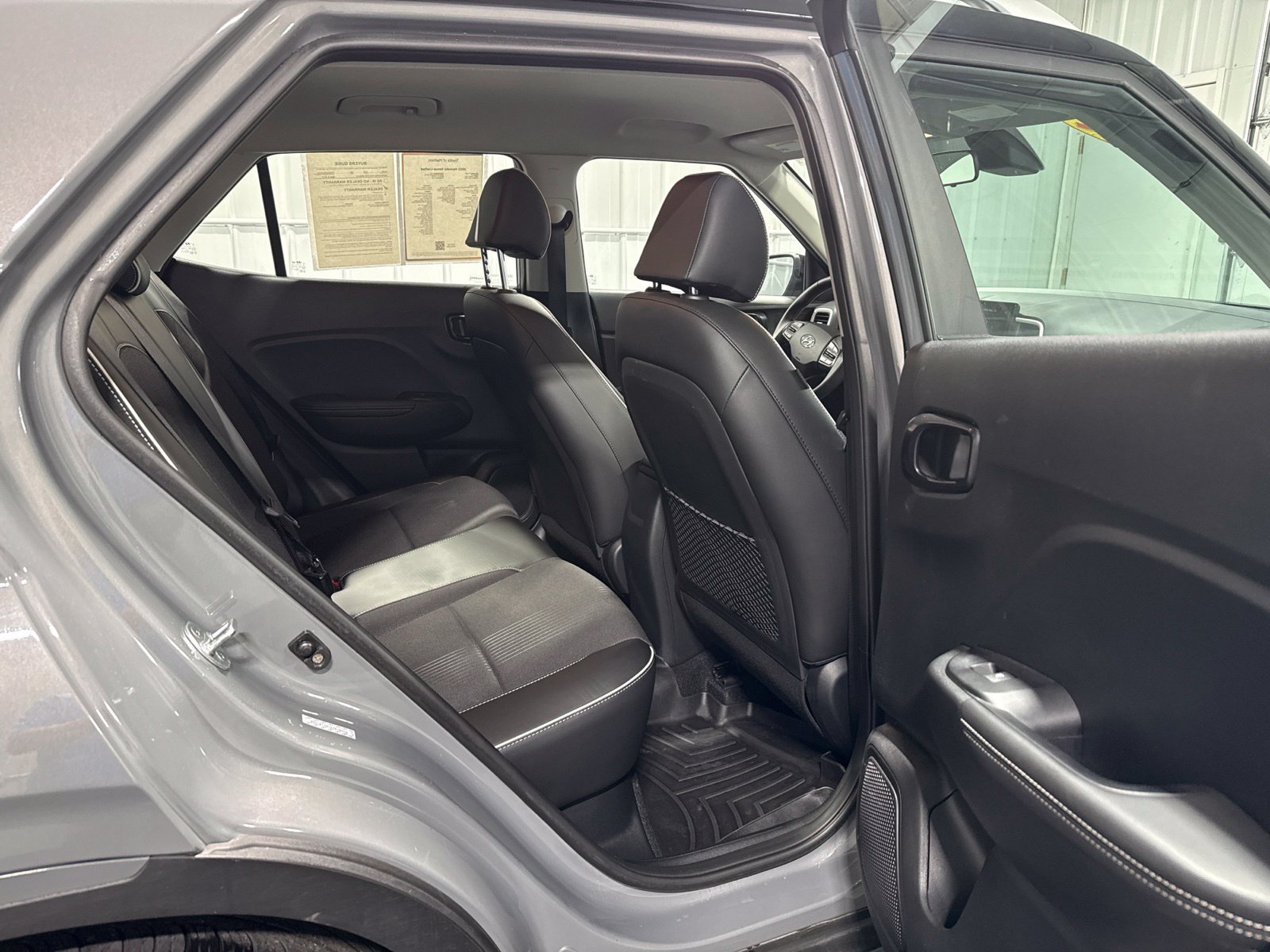 Used 2022 Hyundai Venue Limited FWD image 15