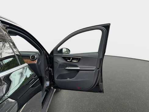 Used 2025 Mercedes-Benz GLC 300 4MATIC image 22