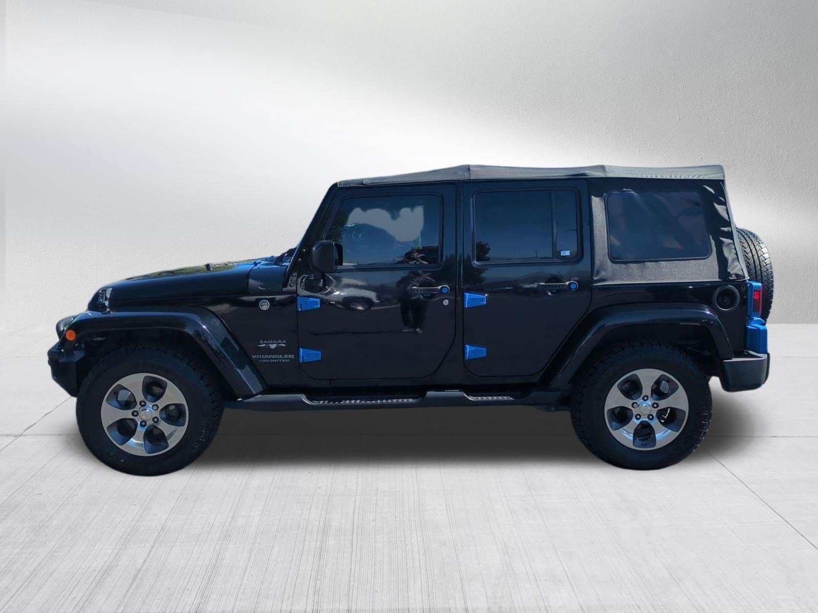 Used 2017 Jeep Wrangler Unlimited Sahara w/ Connectivity Group AWD/4WD image 2