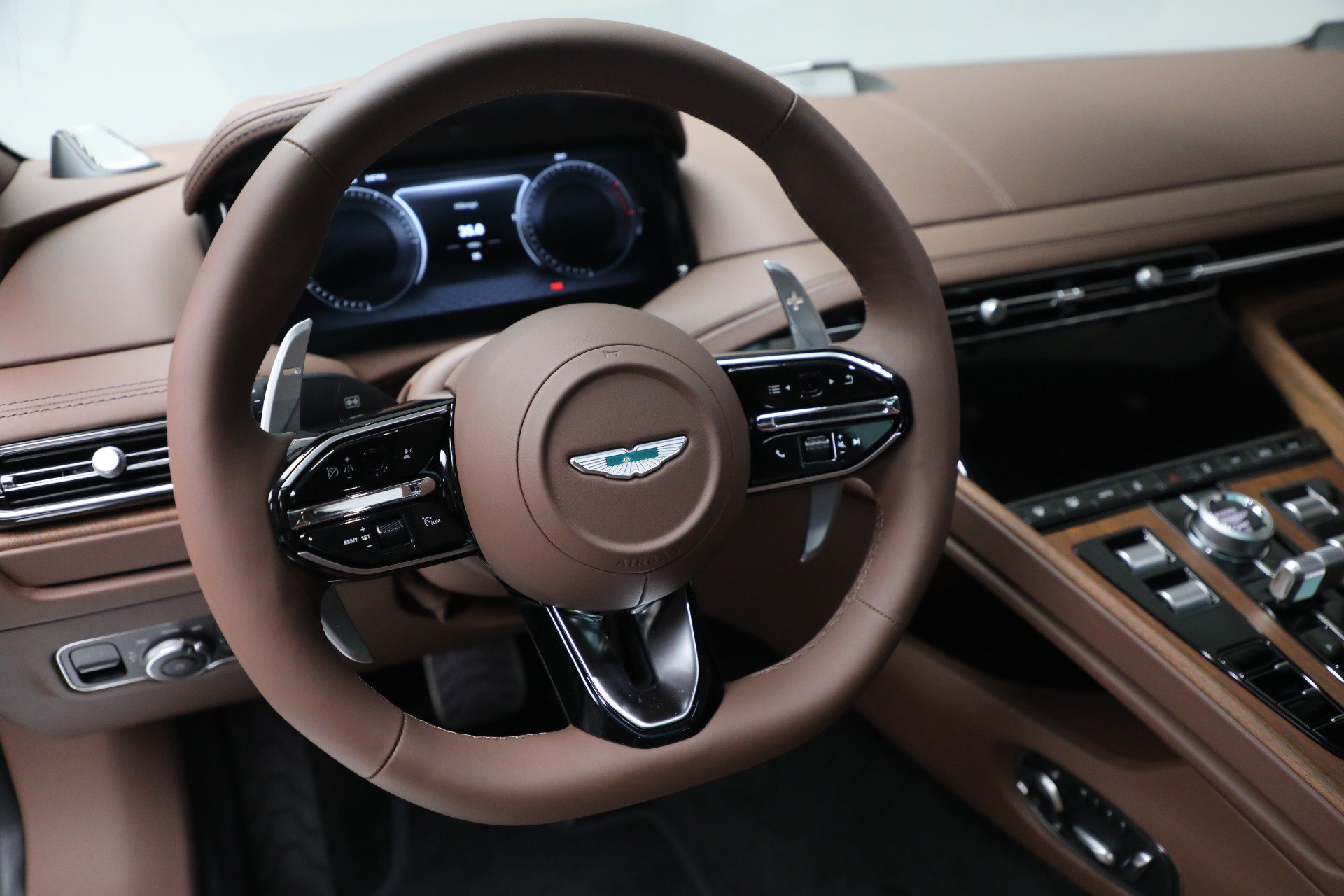 Used 2025 Aston Martin DB12 Coupe RWD image 19