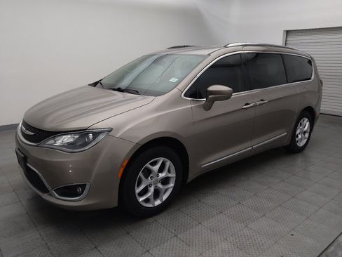 Used 2017 Chrysler Pacifica Touring-L Plus FWD image 2