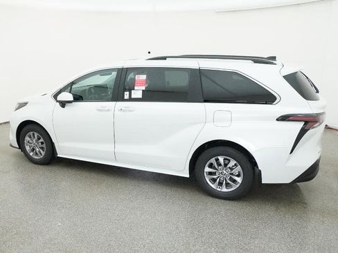 New 2026 Toyota Sienna XLE FWD image 8