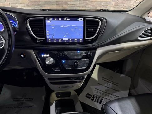 Used 2022 Chrysler Pacifica Touring-L w/ Uconnect Theater Family Group FWD image 17
