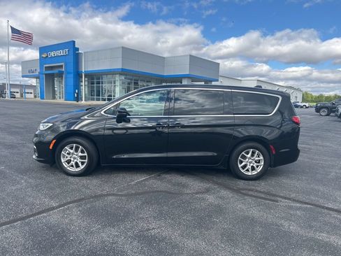 Used 2023 Chrysler Pacifica Touring-L FWD image 6