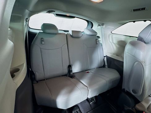 Used 2024 Toyota Sienna Limited image 31