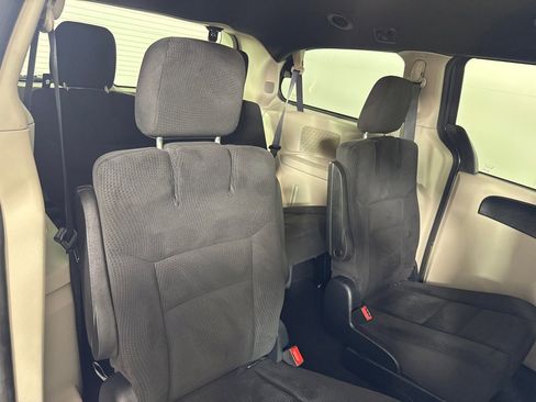 Used 2016 Dodge Grand Caravan SE image 23