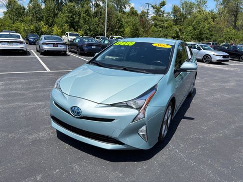Used 2017 Toyota Prius Three Touring w/ Carpet Mat Package FWD image 2