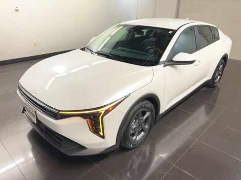 Used 2025 Kia K4 LXS image 3