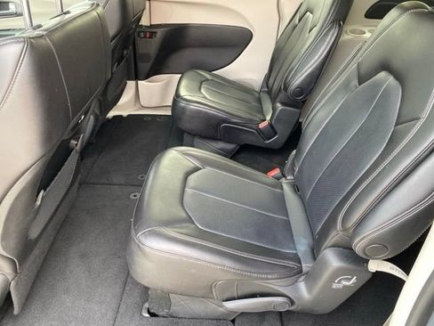Used 2023 Chrysler Pacifica Touring-L FWD image 27