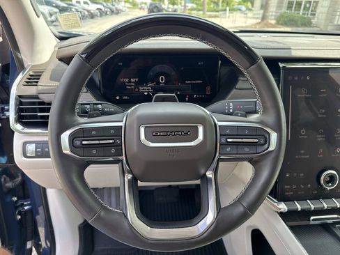 Used 2025 GMC Acadia Denali w/ Super Cruise Package FWD image 15