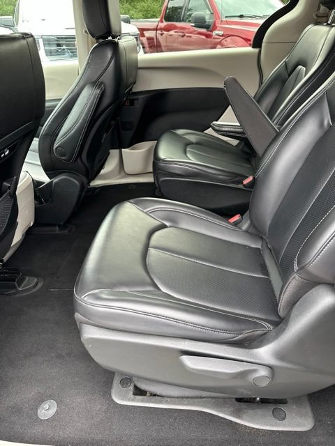 Used 2023 Chrysler Pacifica Touring-L FWD image 13