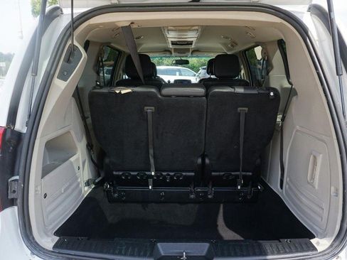 Used 2014 Chrysler Town & Country Touring FWD image 19