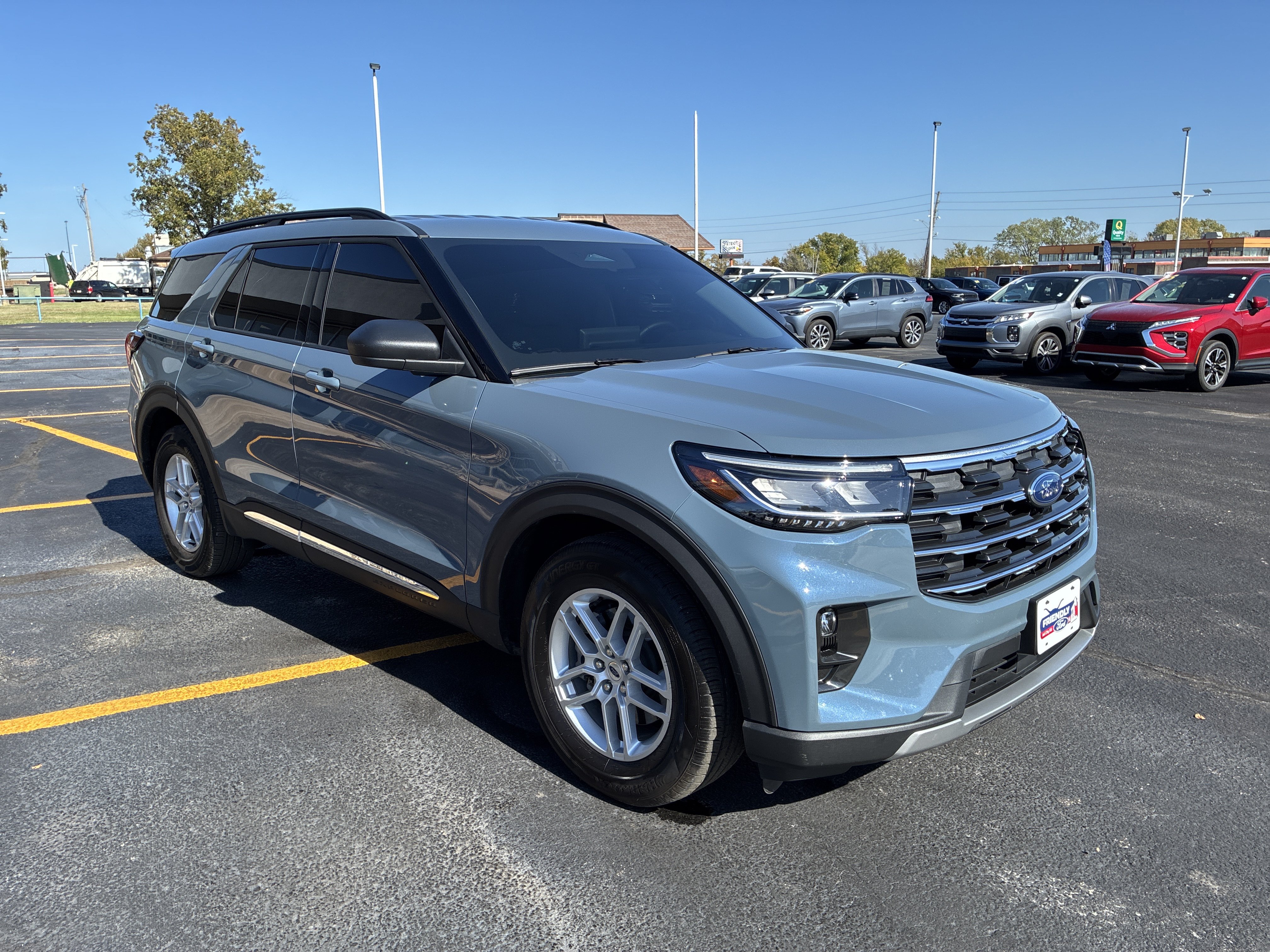 Used 2025 Ford Explorer Active w/ Active Comfort Package RWD image 3