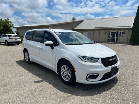 Used 2023 Chrysler Pacifica Touring FWD image 7