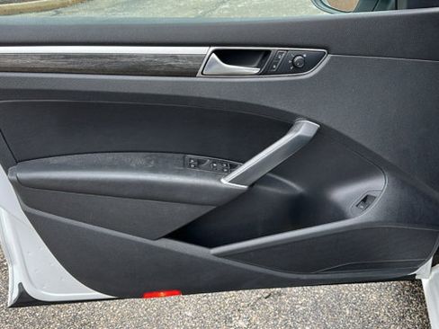 Used 2018 Volkswagen Passat 2.0T SEL Premium image 14