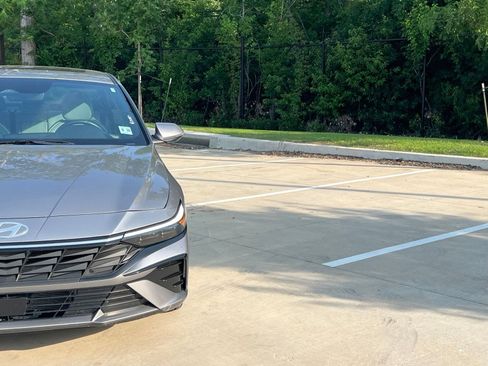 Used 2025 Hyundai Elantra Limited FWD image 3