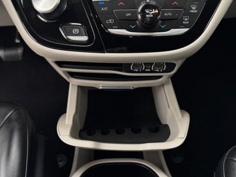 Used 2023 Chrysler Pacifica Touring-L FWD image 19