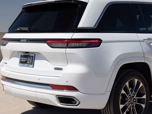 Used 2023 Jeep Grand Cherokee Overland AWD/4WD image 10