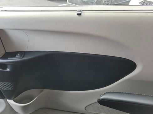 Used 2023 Chrysler Pacifica Touring-L image 11