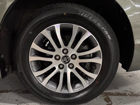 Used 2020 Toyota Sienna XLE 8 Passenger 4dr Mini Van image 11