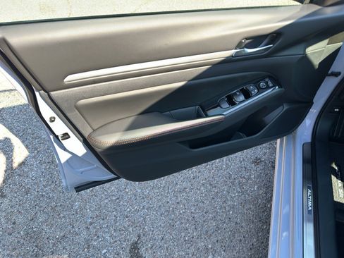 New 2025 Nissan Altima 2.5 SR image 10