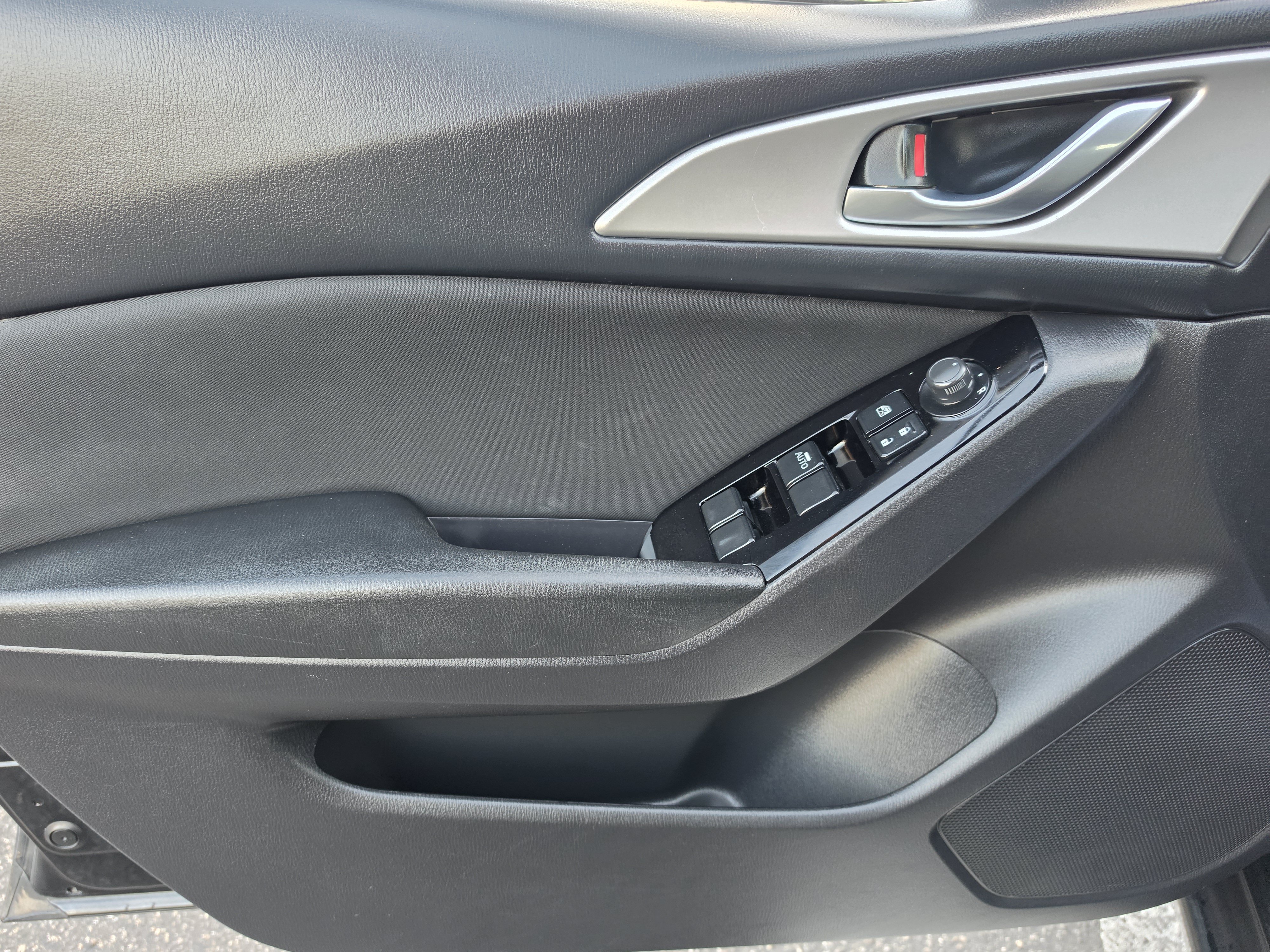 Used 2018 MAZDA MAZDA3 Sport w/ Preferred Equipment Package FWD image 24