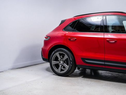 Certified 2025 Porsche Macan AWD/4WD image 11