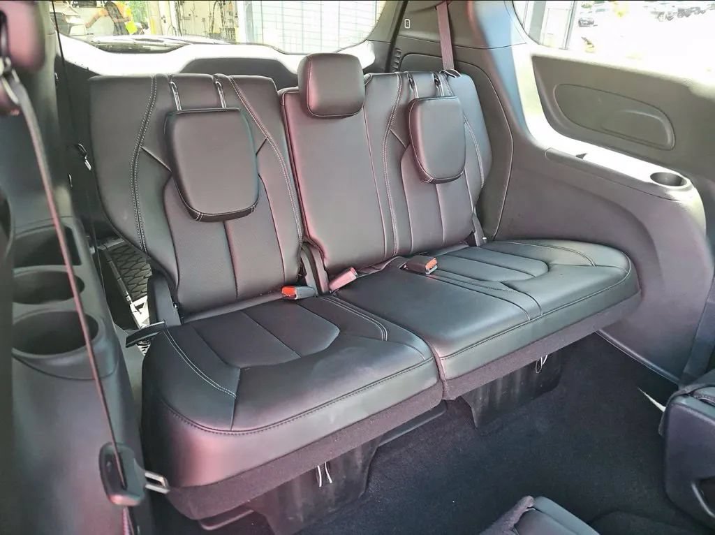 Used 2025 Chrysler Pacifica Select w/ Fav Edition Package FWD image 14