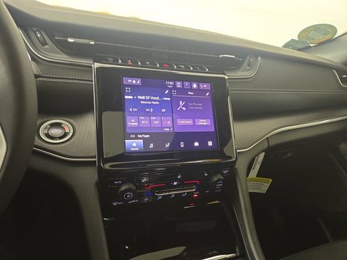 Certified 2025 Jeep Grand Cherokee Altitude image 23