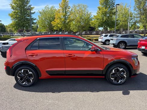 Used 2023 Kia Niro Wind w/ Wind Preserve Package FWD image 8