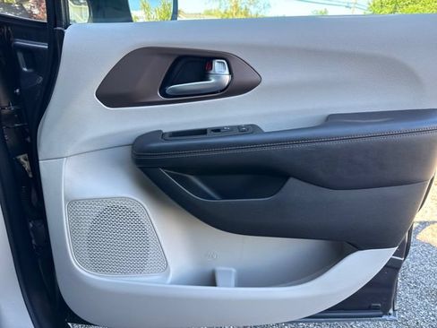 Used 2017 Chrysler Pacifica Touring-L FWD image 25