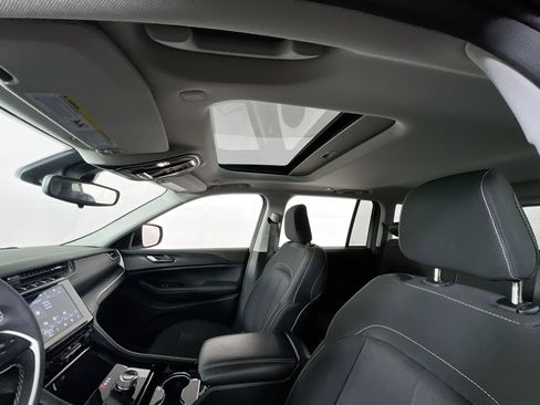 Used 2023 Jeep Grand Cherokee Laredo image 22