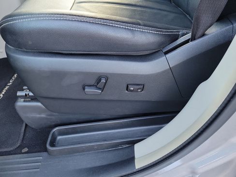 Used 2016 Chrysler Town & Country Touring image 9