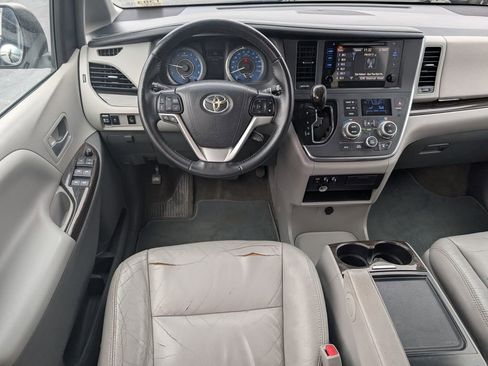 Used 2017 Toyota Sienna L image 13