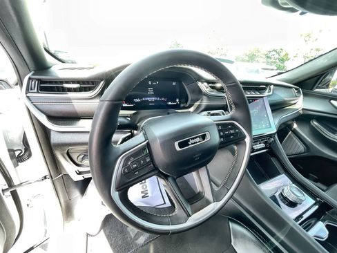 Used 2023 Jeep Grand Cherokee Altitude image 10