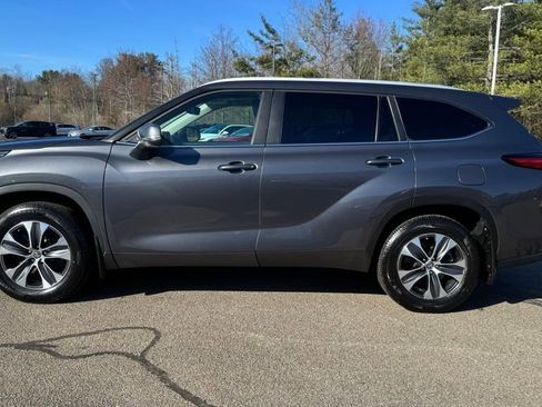 Used 2023 Toyota Highlander XLE AWD/4WD image 4