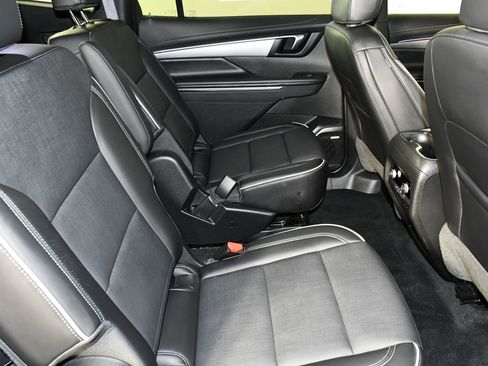 Used 2025 Buick Enclave Preferred image 44