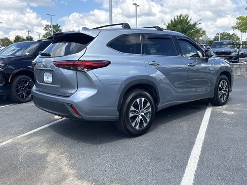 Used 2022 Toyota Highlander XLE FWD image 16