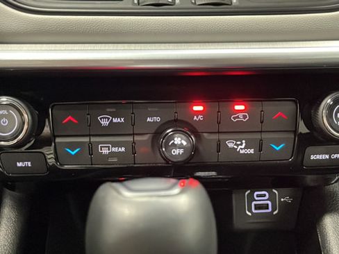 Used 2025 Jeep Compass Limited AWD/4WD image 16