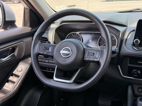 Used 2024 Nissan Rogue SV AWD/4WD image 16