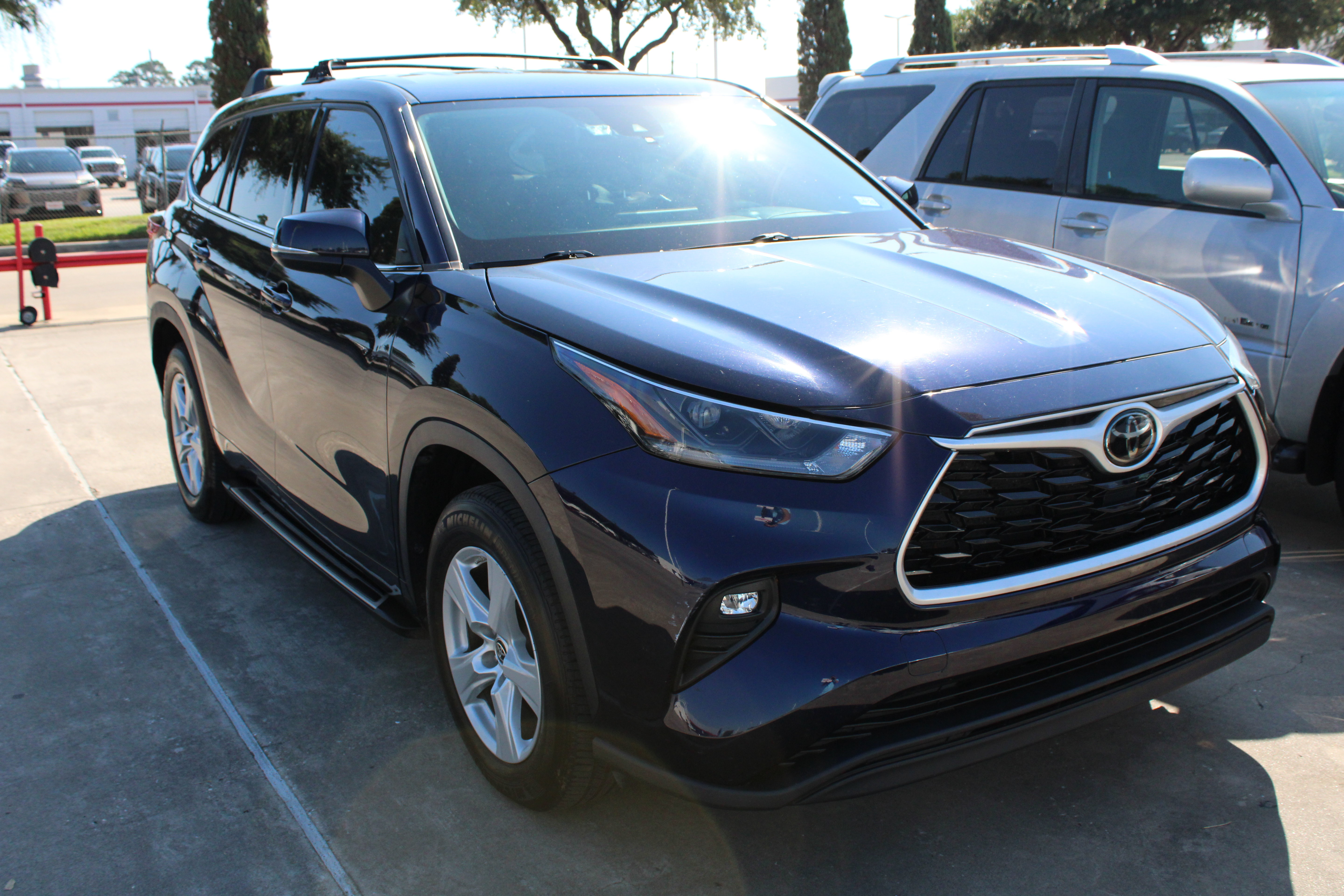 Used 2021 Toyota Highlander LE FWD image 2
