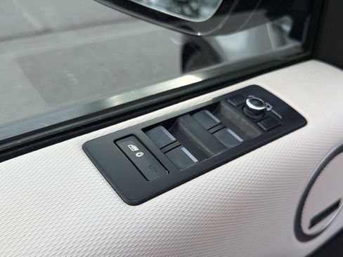 Used 2022 Land Rover Discovery HSE R-Dynamic AWD/4WD image 21