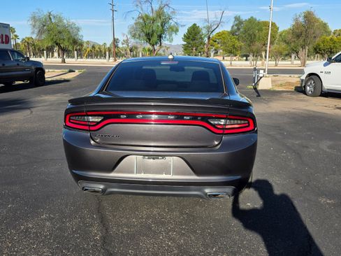 Used 2017 Dodge Charger SXT w/ Blacktop Package RWD image 4