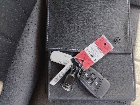 Used 2024 Volkswagen Tiguan SE R-Line image 38