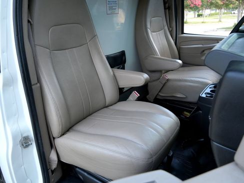 Used 2015 Chevrolet Express 4500 RWD image 9