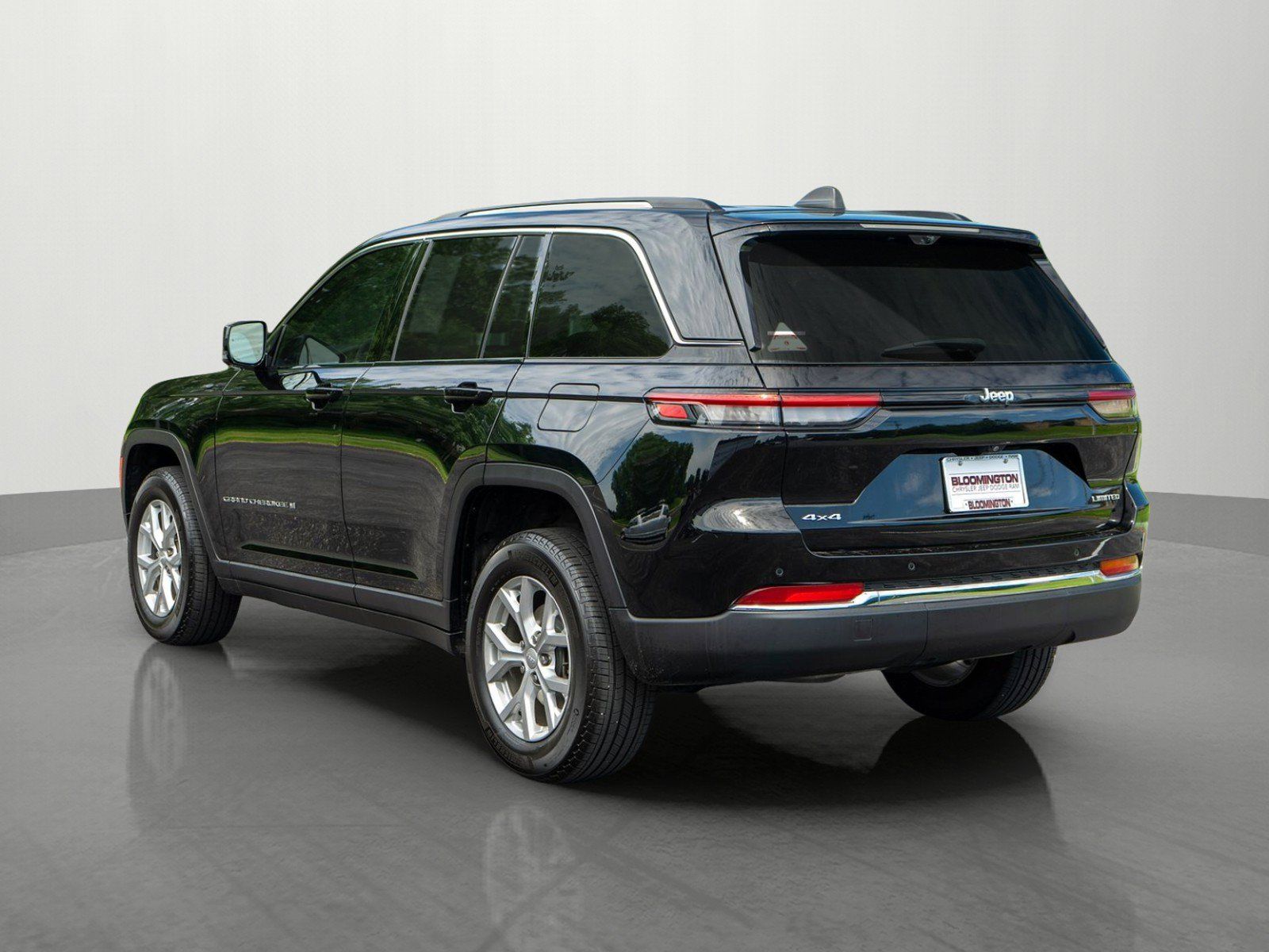 Used 2023 Jeep Grand Cherokee Limited w/ Luxury Tech Group II AWD/4WD image 5